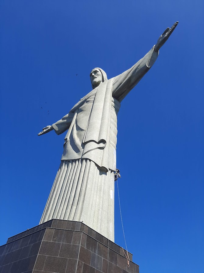Cristo Redentor with workman behind